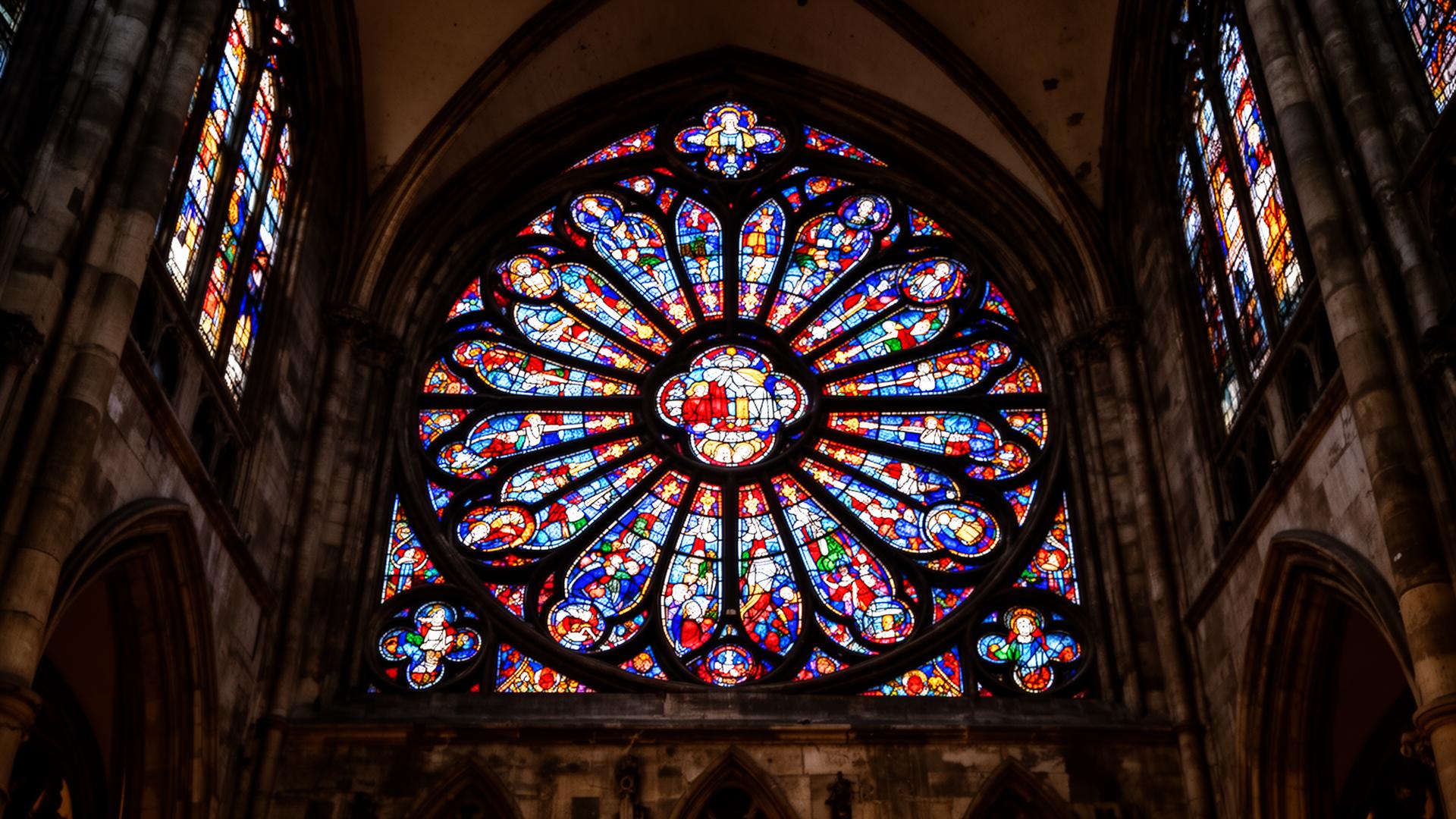 Vitral rosetón de catedral gótica
